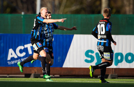 Sirius Carl Nyström och Patrick Hopkins jublar