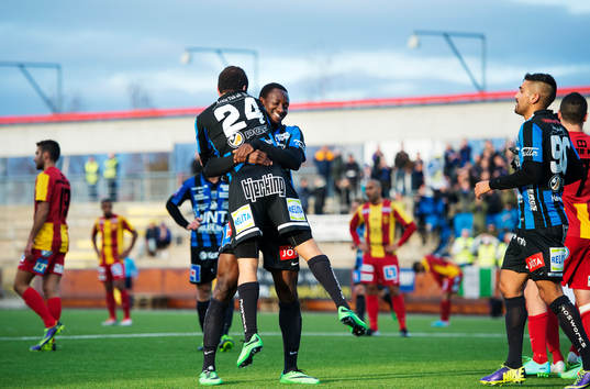 Sirius Kerim Mrabti lyfts upp av Moses Ogbu