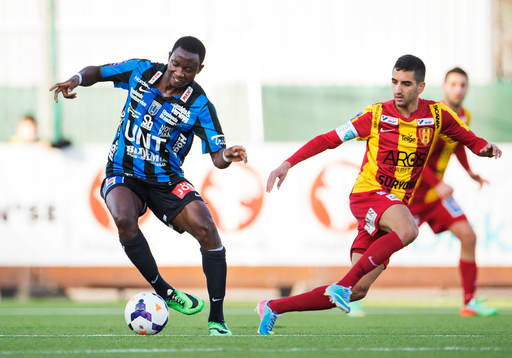 Sirius Moses Ogbu (t v) dribblar