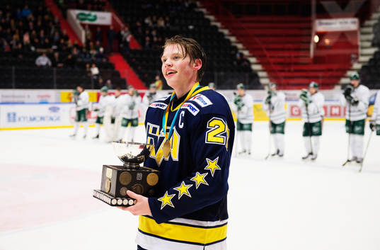 s Lawrence Pilut med SM-pokalen