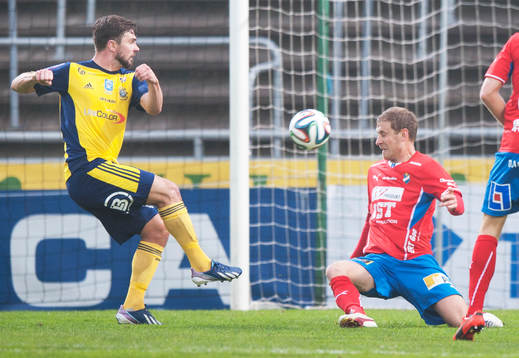 Ängelholms Robin Staaf kvitterar till 1-1 i matchen i