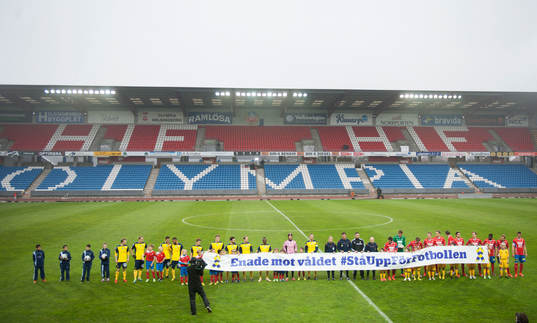 Manifestation mot våldet före  matchen i Superettan