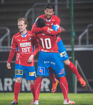 Östers Alhaji Gero har gjort 1-3 och grattas av Denis