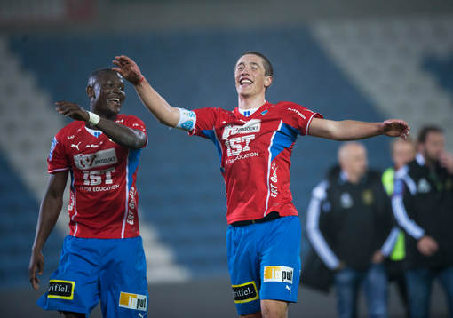 Östers Alhaji Gero och Johan Andersson dansar in segern i