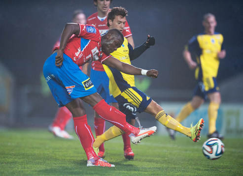 Östers Alhaji Gero skjuter i matchen i Superettan mellan