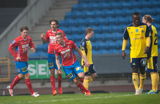 Östers Marcus Bergholtz har gjort 0-1 och jublar i matchen