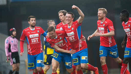 Östers Marcus Bergholtz har gjort 0-1 och jublar i matchen