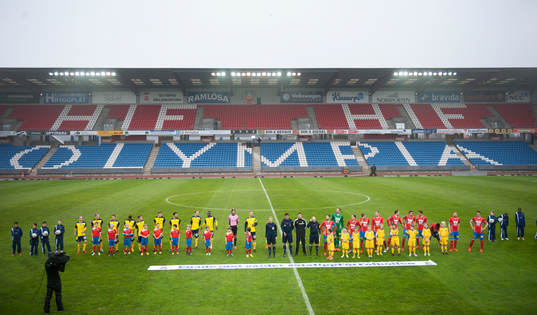 Line up på Olympia, manifestation mot våldet,  i matchen