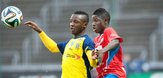 Ängelholms Samuel Monday och Östers Pa Konate i matchen i