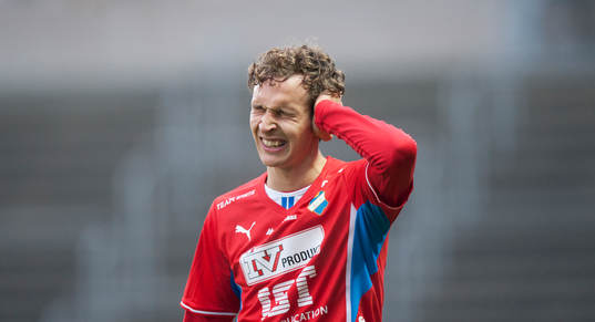 Östers Alexander Henningsson, ont i huvudet,  i matchen i