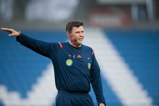 Domaren Antti Kanerva i matchen i Superettan mellan