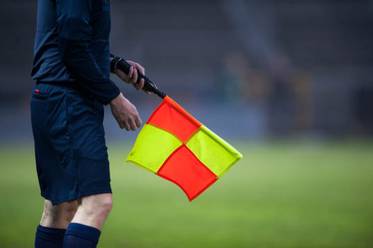 Assisterande domares flagga i matchen i Superettan mellan