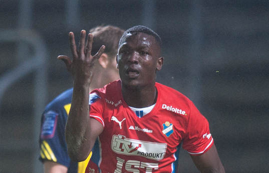 Östers Alhaji Gero har gjort 1-3 och grattas av Denis