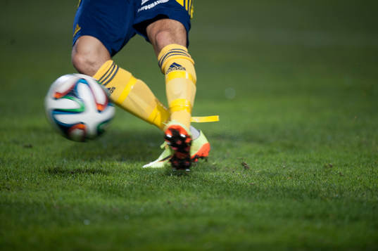 Tillslag på bollen i matchen i Superettan mellan