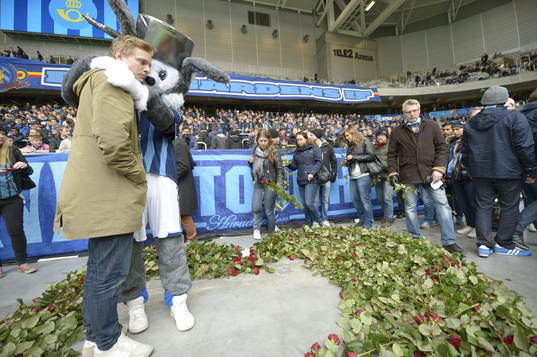 En minneskrans lades ner innan fotbollsmatchen i