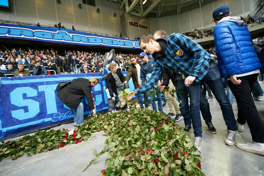 En minneskrans lades ner innan fotbollsmatchen i