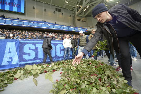 En minneskrans lades ner innan fotbollsmatchen i