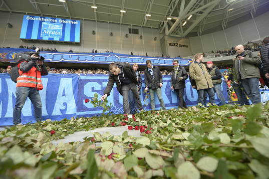 En minneskrans lades ner innan fotbollsmatchen i