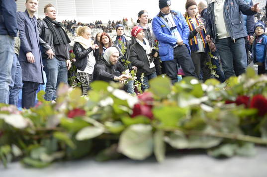 En minneskrans lades ner innan fotbollsmatchen i