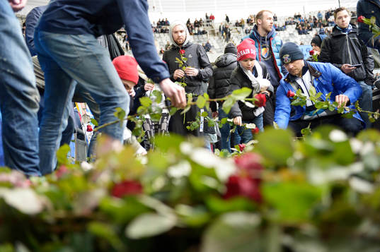 En minneskrans lades ner innan fotbollsmatchen i