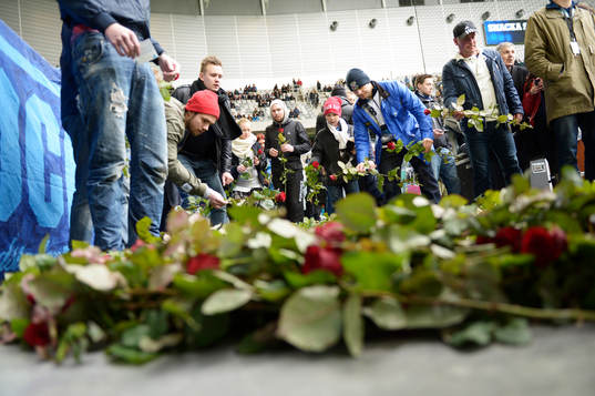 En minneskrans lades ner innan fotbollsmatchen i