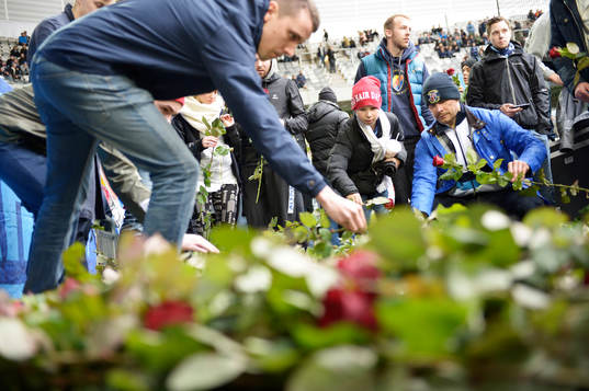 En minneskrans lades ner innan fotbollsmatchen i