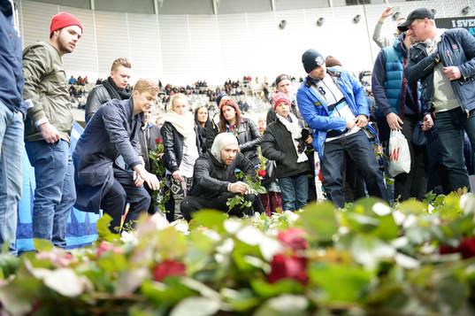 En minneskrans lades ner innan fotbollsmatchen i