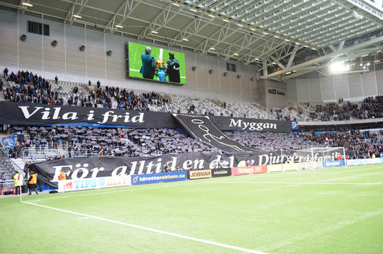 En minneskrans lades ner innan fotbollsmatchen i
