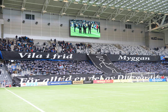 En minneskrans lades ner innan fotbollsmatchen i