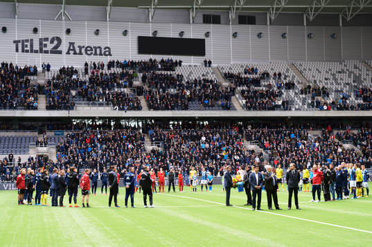 En minneskrans lades ner innan fotbollsmatchen i