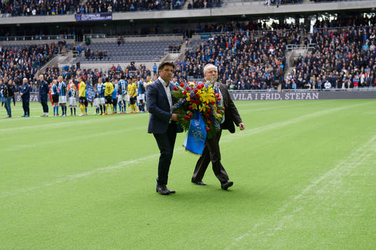 En minneskrans lades ner av Bo Andersson, sportchef och