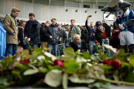 En minneskrans lades ner innan fotbollsmatchen i