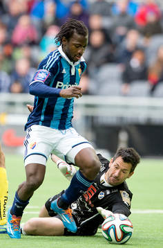 Djurgårdens Amadou Jawo tar sig förbi Halmstads målvakt