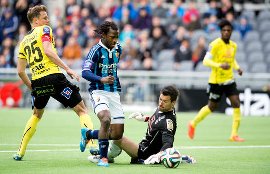 Djurgårdens Amadou Jawo tar sig förbi Halmstads målvakt