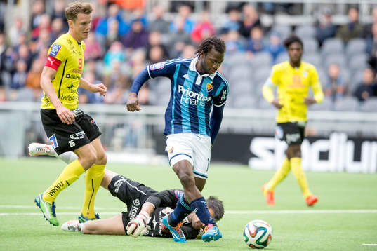 Djurgårdens Amadou Jawo tar sig förbi Halmstads målvakt