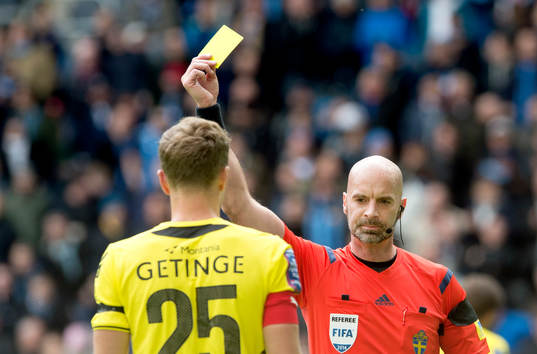 Stefan Johannesson,  domare varnar Halmstads Rickard Magyar