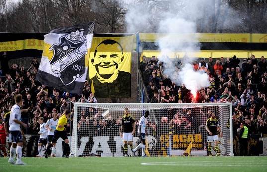 Ivan Turina hyllas av AIK-klacken
