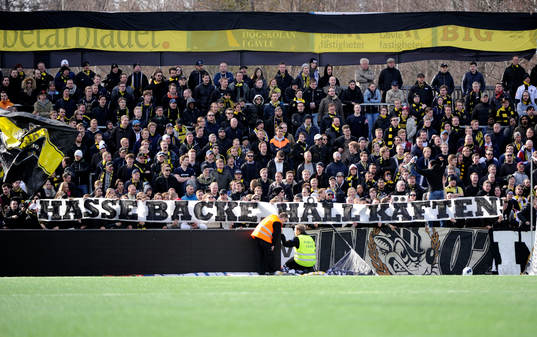 Banderoll med texten "Hasse Backe, Håll käften"