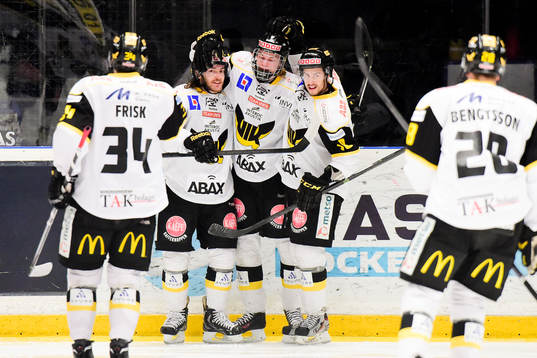 Västerås Christopher Mastomäki gör 0-1 och jublar
