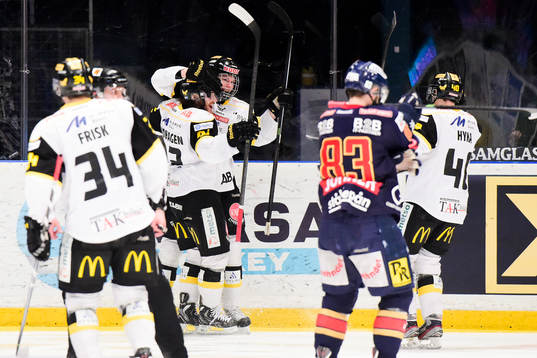 Västerås Christopher Mastomäki gör 0-1 och jublar