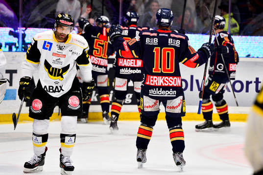 Djurgårdens Henrik Nyberg gör 2-1 och laget jublar