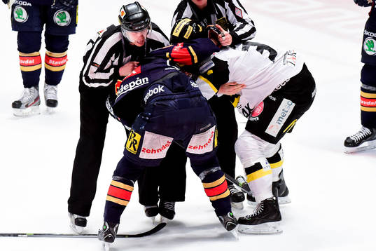 Djurgårdens Alexander Falk och V?ster?s Marcus Jonsson