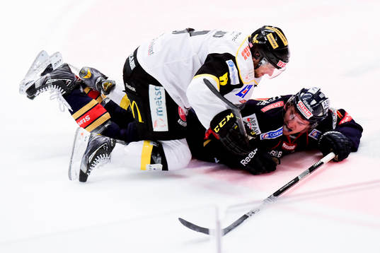 Djurgårdens Alexander Falk och V?ster?s Marcus Jonsson