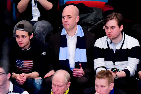 Fredrik Reinfeldt med söner på läktaren