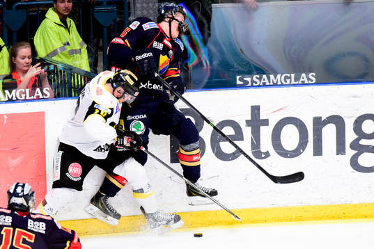 Djurgårdens Andreas Englund tacklas av Västerås +v10+