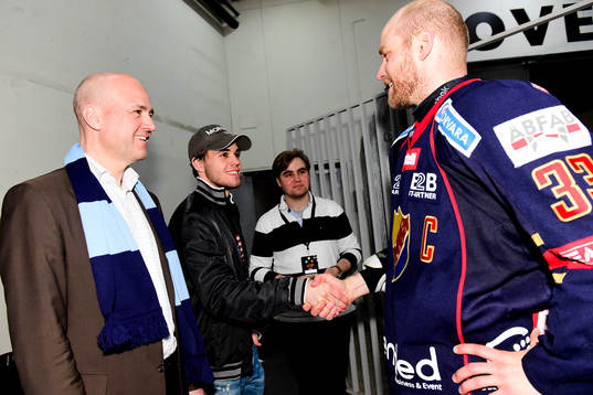 Statsminister Fredrik Reinfeldt och hans söner är glad