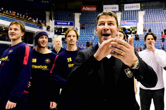 Djurgårdens tränare Hans Särkijärvi jublar när laget