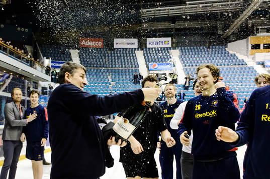 Djurgårdens tränare Hans Särkijärvi sprutar champagne