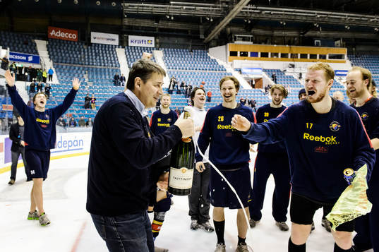 Djurgårdens tränare Hans Särkijärvi sprutar champagne