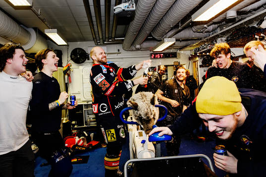 Djurgårdens Timmy Pettersson srutar champagne på sina